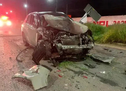 Camioneta queda destrozada en choque 