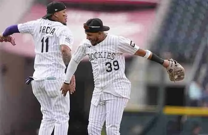 Ganan Rockies ante los Piratas
