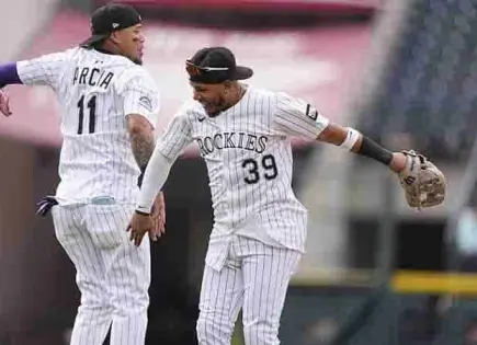 Ganan Rockies ante los Piratas