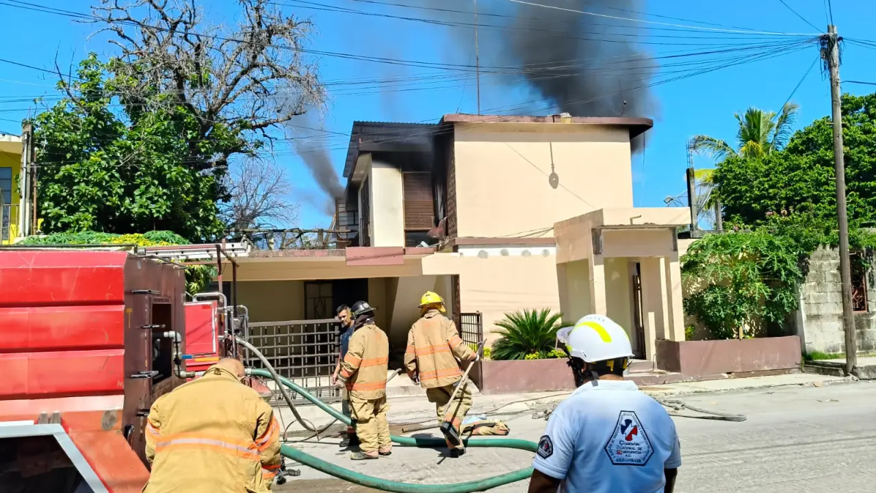 Vecinos alertan incendio en vivienda de Ciudad Valles