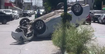 Impacta a otro vehículo y termina volcado en la colonia Cactus