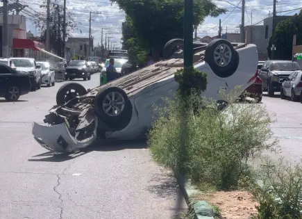 Impacta a otro vehículo y termina volcado en la colonia Cactus