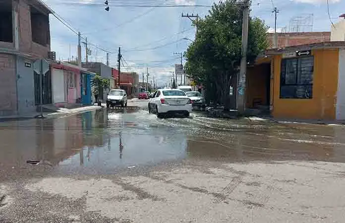 Denuncian fuga de aguas negras en las calles 24 y 99