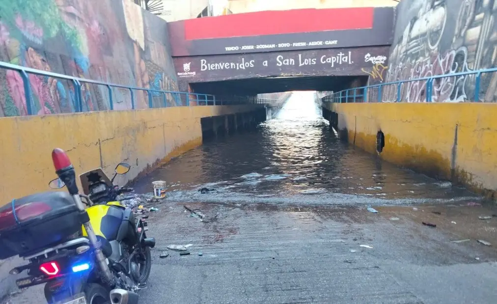 Cierran paso a desnivel de Manuel J. Othón por acumulación de agua; solo pasa transporte urbano