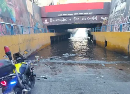 Cierran paso a desnivel de Manuel J. Othón por acumulación de agua; solo pasa transporte urbano