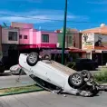 Chocan autos en Cactus, uno acaba volcado