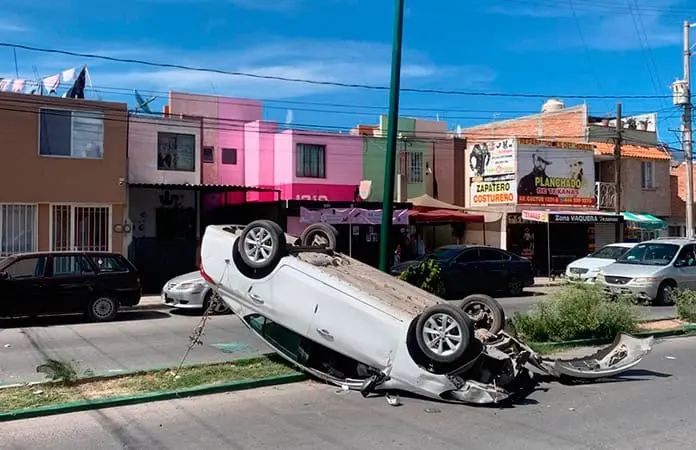 Versa volcó tras chocar en Soledad.