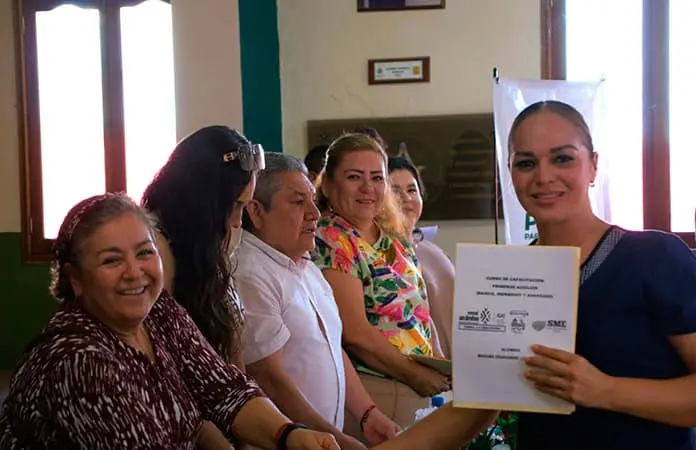 Entrega ICAT varias constancias de estudios