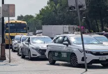 Robo en centro comercial salpica a taxi
