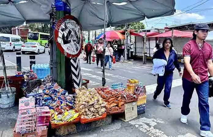 Vendedores ambulantes saturan los Cetram