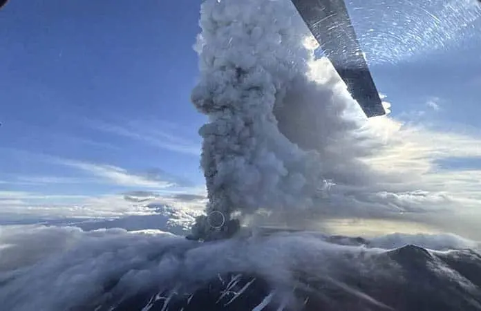 Volcán en Rusia hace erupción, luego de siglos