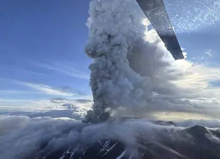 Volcán en Rusia hace erupción, luego de siglos