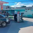 Choca camioneta y termina volcada