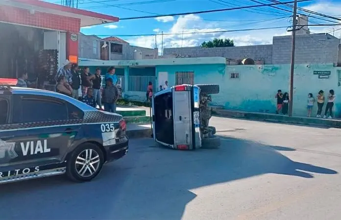 Choca camioneta y termina volcada