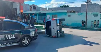Choca camioneta y termina volcada
