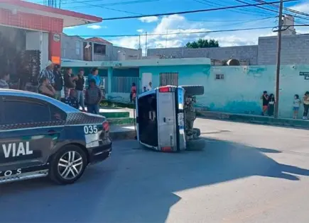 Choca camioneta y termina volcada