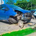 Choca taxi contra auto