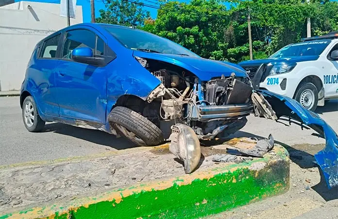Choca taxi contra auto