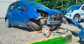 Choca taxi contra auto