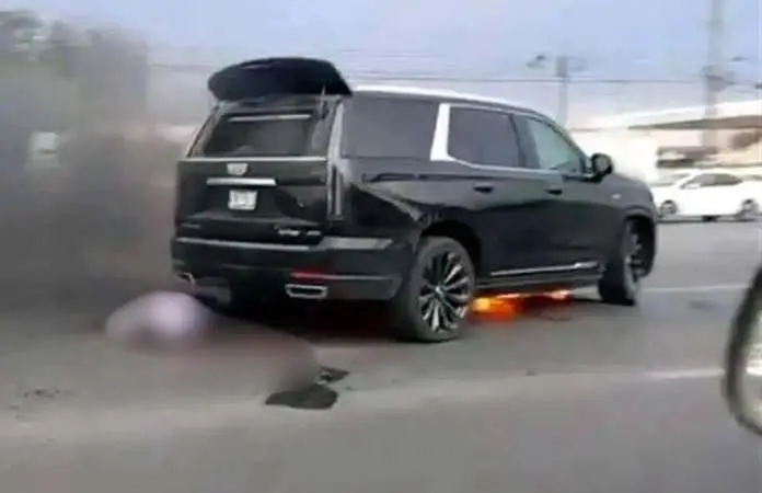 Camioneta de delegado envuelta en llamas.