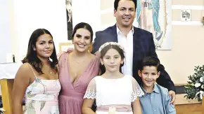 EUGENIA RECIBE LA COMUNIÓN