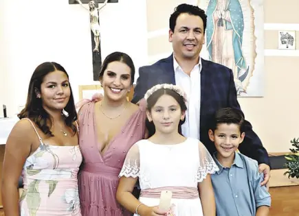 EUGENIA RECIBE LA COMUNIÓN