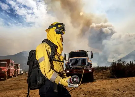 Fuego arrasa viviendas en California