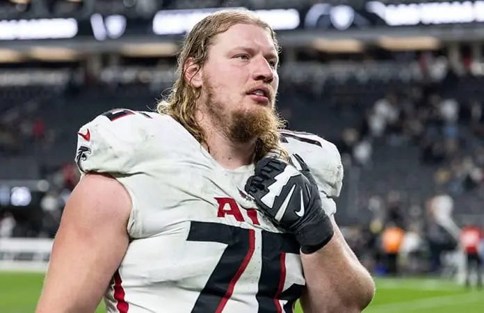 Kaleb McGary sigue con Falcons