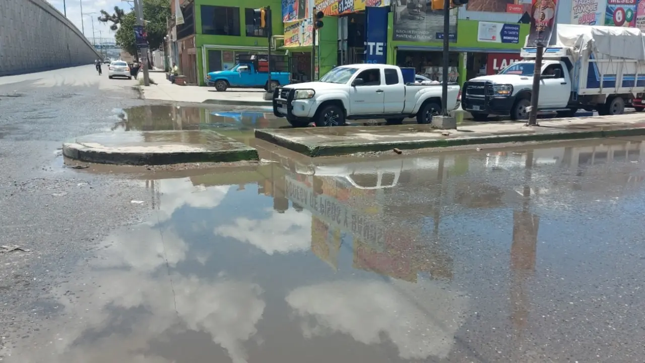 Se quejan por brote de aguas negras en Gálvez y carretera a Rioverde