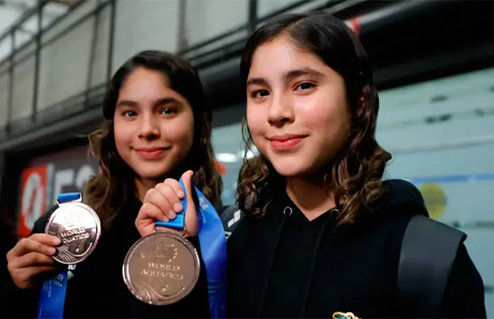 Gemelas Cueva ganan bronce en clavados sincronizados en Singapur 2025