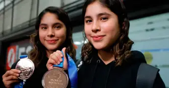 Gemelas Cueva ganan bronce en clavados sincronizados en Singapur 2025