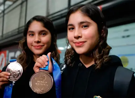 Gemelas Cueva ganan bronce en clavados sincronizados en Singapur 2025