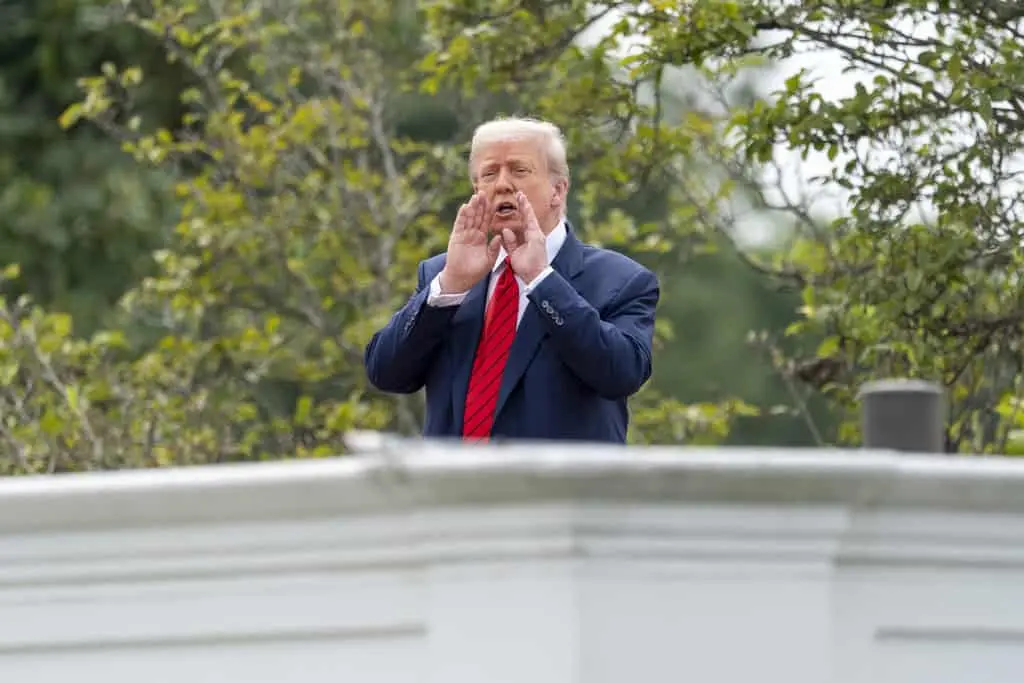 Trump da un giro inesperado al visitar el techo de la Casa Blanca
