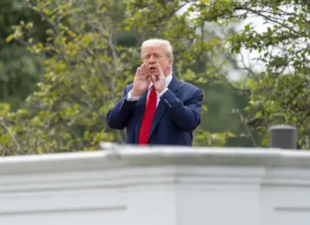 Trump da un giro inesperado al visitar el techo de la Casa Blanca