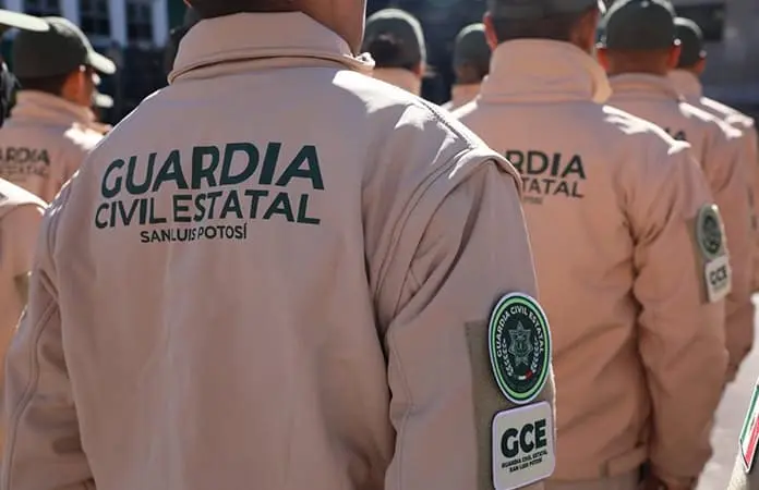 Policías reclaman pago de bonos.