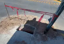 Bloquea CFE rampa de personas con discapacidad en puente Carlomagno