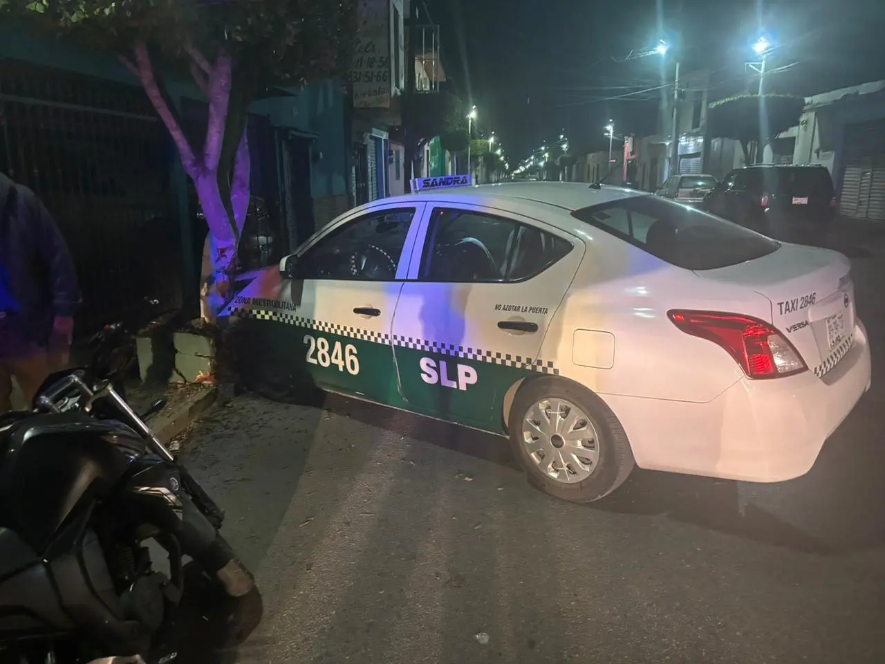 Taxi impactado contra macetero en Soledad
