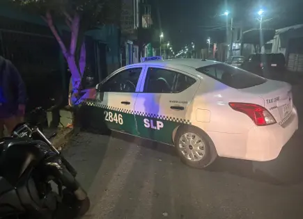 Choca taxista en plena calle Hidalgo de Soledad