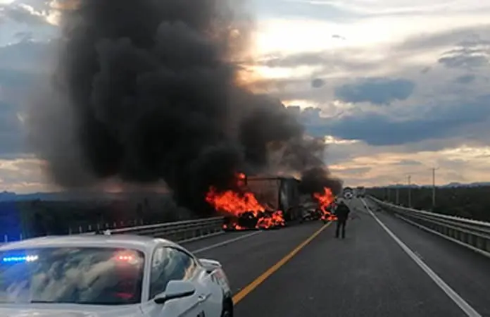 Camioneta fue consumida por el fuego