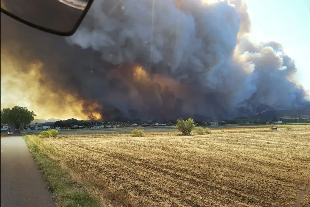 Incendio forestal en Francia supera tamaño de París