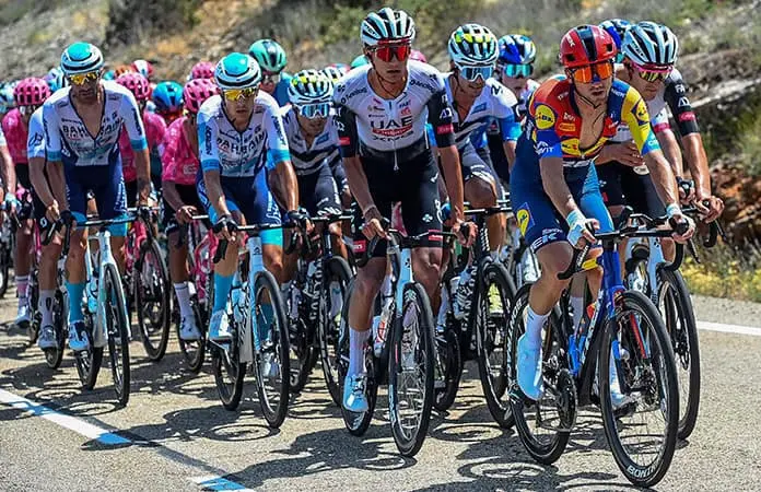 Isaac del Toro sufre caída