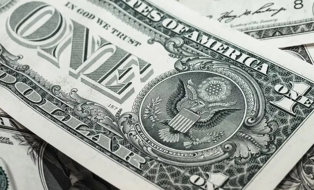 Peso mexicano retrocede a pesar del debilitamiento del dólar