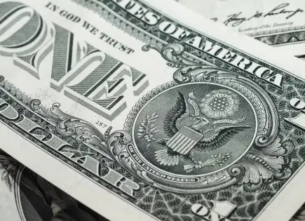 Peso mexicano retrocede a pesar del debilitamiento del dólar