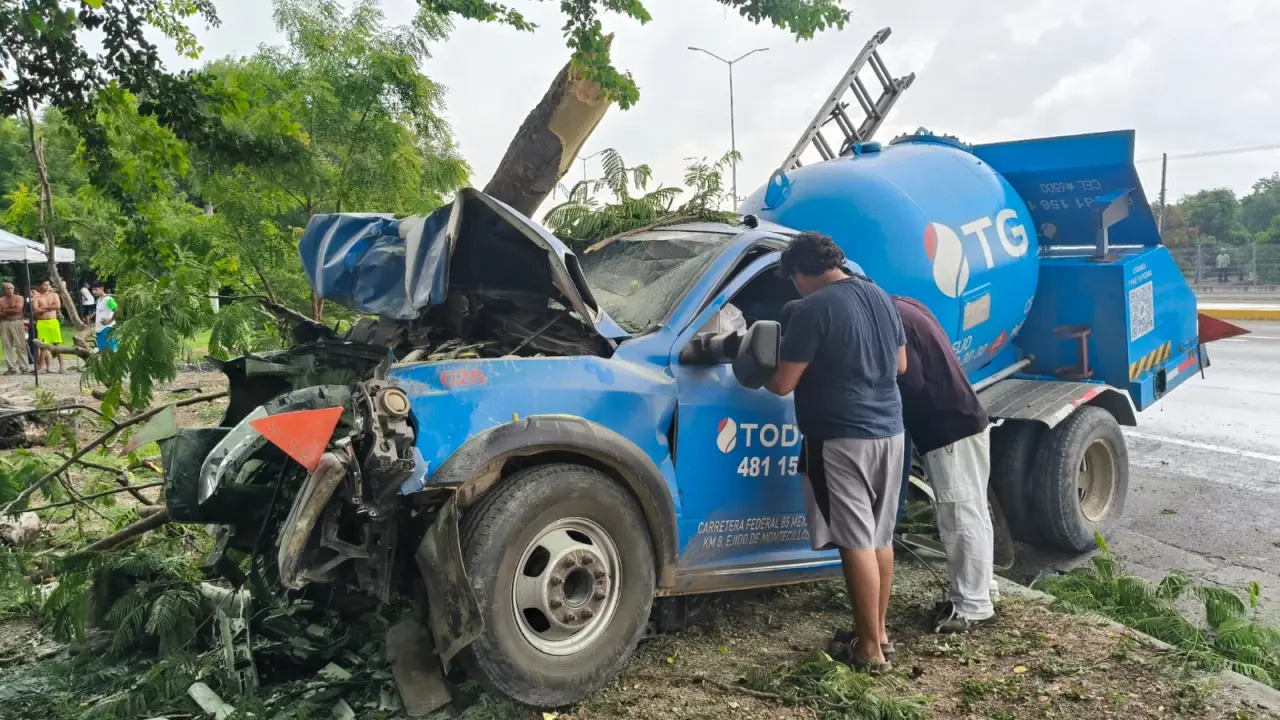 Pipa gasera se estrella contra un árbol en la Valles-Tamazunchale