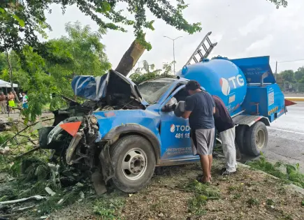 Pipa gasera se estrella contra un árbol en la Valles-Tamazunchale