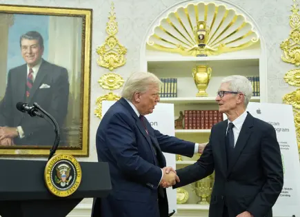 Trump anuncia arancel del 100% a chips de computadora