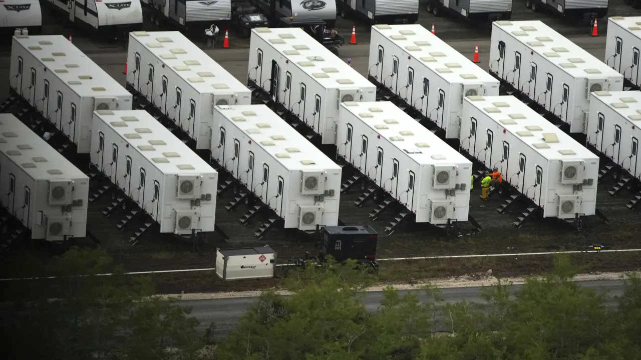 Jueza federal ordena suspensión temporal de construcción de centro de detención de inmigrantes en Florida