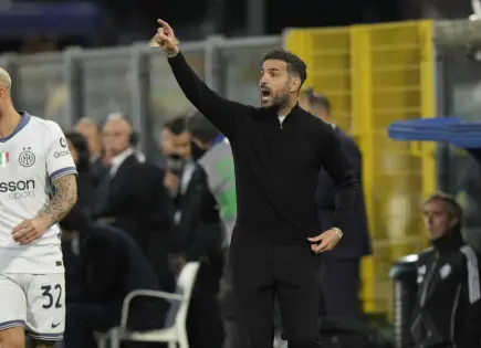 Jugadores de Betis y Como se enfrentan durante amistoso