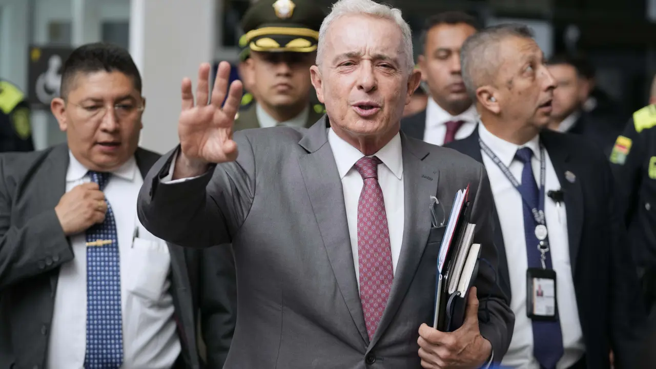Marcha masiva en Bogotá en apoyo a Álvaro Uribe tras condena a prisión domiciliaria