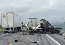 Muere chofer en choque de tráileres en carretera 80 Muere chofer en choque de tráileres en carretera 80
